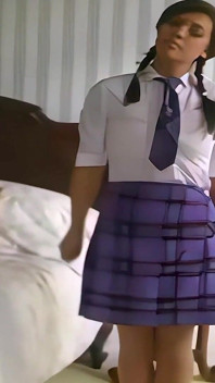 Samantha buxton lagi asik ganti baju warna ungu