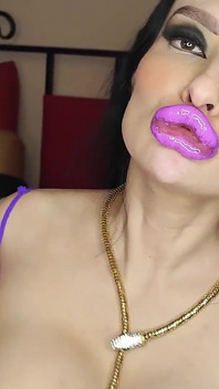 Bimbo Pouty Lips Membuatkan Awak Pancut Pada Bantal Zakar Berkilatnya