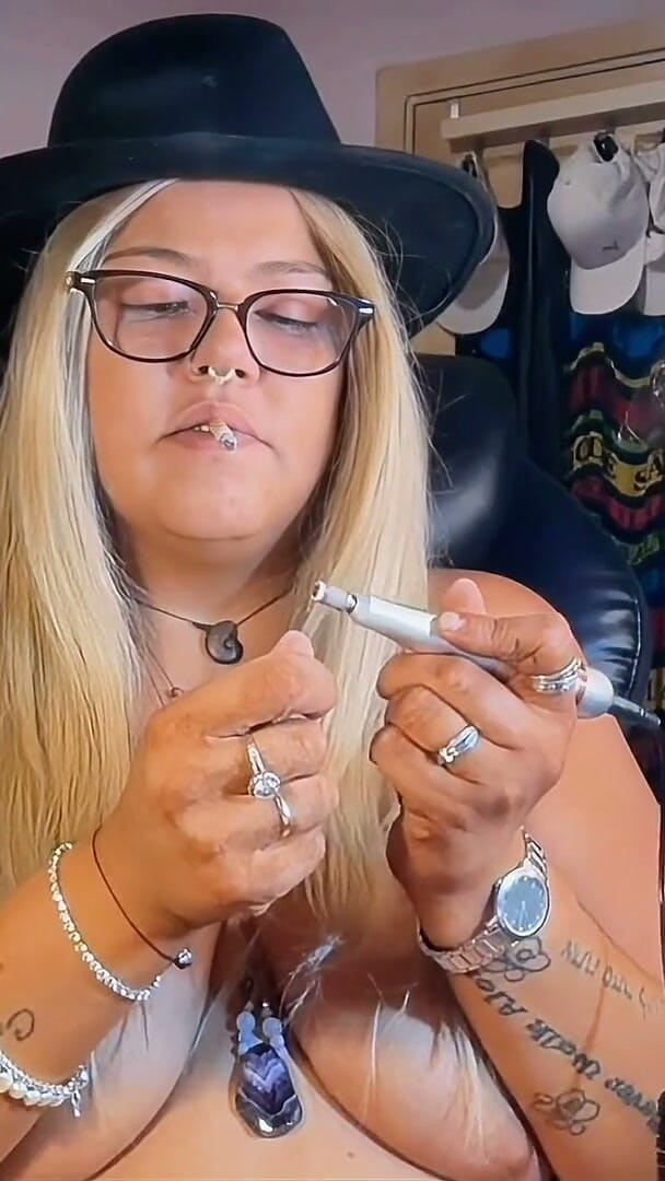 Goddess Maya3ee Rainha: Cowboy pălărie zeiță Lanț de fumat camel 100s în timp ce își face...