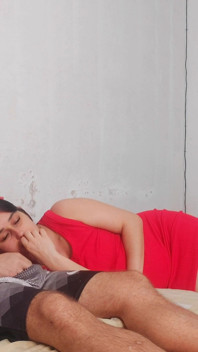 Üvey annem yanlışlıkla bana viagra verdi ve film izlemem için beni aradı