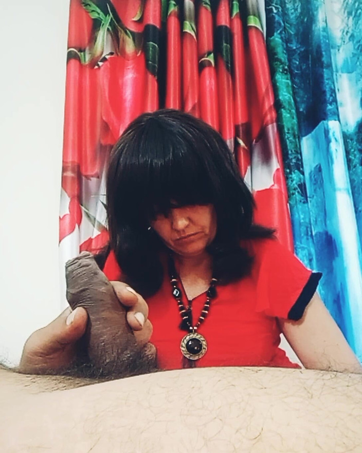Bolly Karma: Hiburan untuk isteri jalang