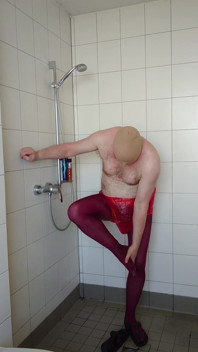Strumpfhosen und Inkontinenzhosen in der Dusche