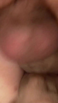 Video độc quyền Bareback: Anh chàng nóng bỏng hứng tình đút hai con cu vào đít anh ấy trong khi làm tình