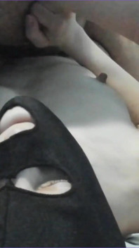 Můj přítel olizuje moje prsa a potěší moji bradavku smyslně