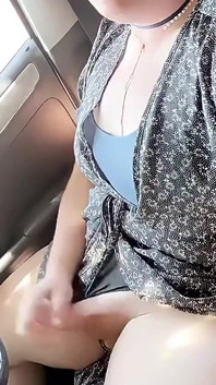 Video lengkap - waria lagi asik ngocok kontol cowok gemuk di sebelah jalan yang sibuk