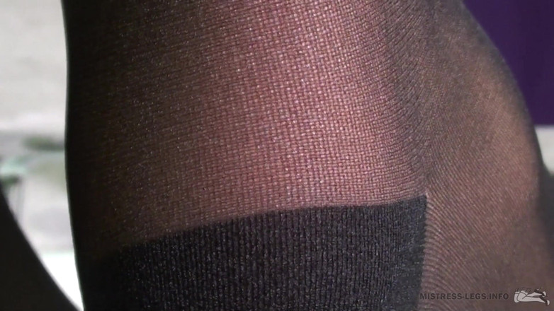 Mistress Legs: Ноги госпожи в черных мокрых чулках