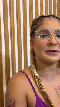 Zmęczyła się swoim chłopakiem z małym kutasem i postrzępiła swoją cipkę w Cuckold House