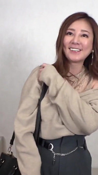 第1部分：严肃的食肉G杯模特妻子！在合拍照片时湿润和狂野的性爱！！