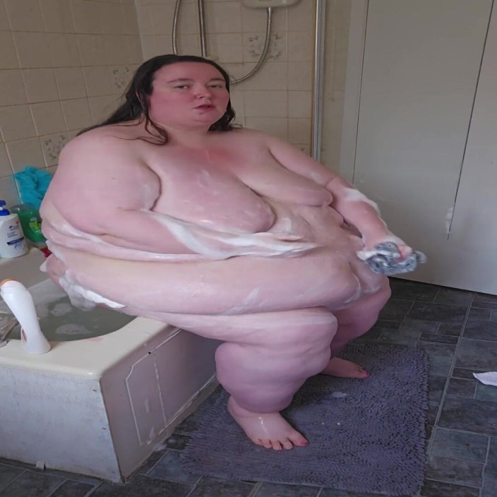 SSBBWLadyBrads: Жиробасина богиня купается на стороне ванны