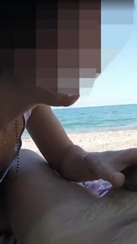 Exhibitionistisch buitenshuis amateurmeisje zuigt grote pik op naaktstrand naar toeschouwer met sperma