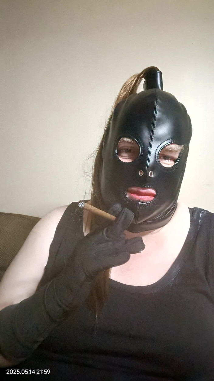 Stephanie-Nicole-TV: स्लिम Panatella cigar धूम्रपान करना और सौना में स्टेफ़नी के रूप में ले जाने का सपना देख रहा है