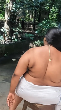 Awek montel India dalam pakaian putih seksi, penggambaran bertelanjang atas
