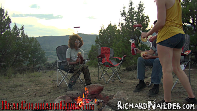 Richard Nailder Hardcore: Linda pelirroja hace la primera experiencia lésbica de culo a...