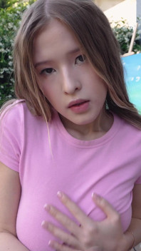 Awek muka dengan tetek besar semula jadi memberikan blowjob dan titjob selamba di taman