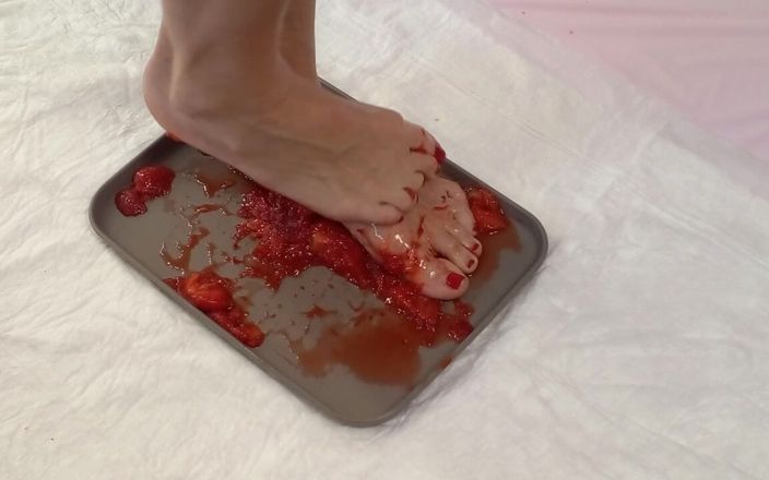 AnnaBUST: Tôi giẫm đạp dâu tây bằng chân và đi tiểu vào họ