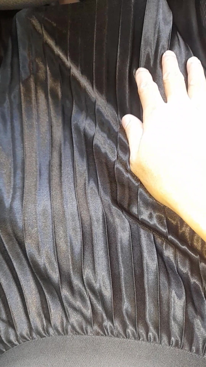 Naomisinka: Asiática crossdresser satin silk pleated saia gozada prazer