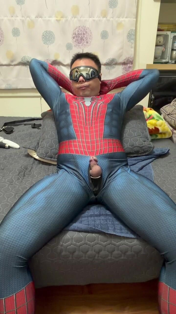 Bear Li: Fat Spider dessine en dessinant le centre rouge