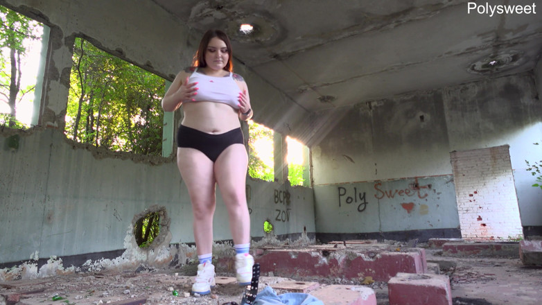Polly Sweet: Bailando entre las ruinas y masturbándose con un vibrador desnudo