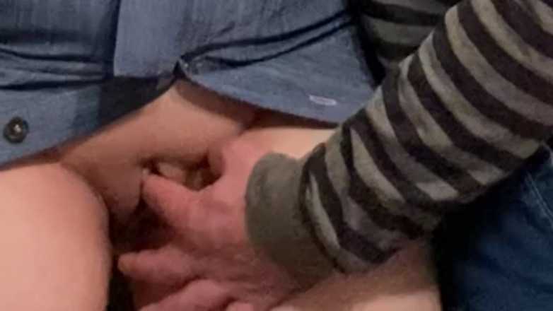 PriyaNaavya: Грязное хобби! Старик трахает пальцами идеальную киску на публике