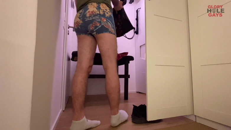 GLORYHOLEGAYS: Twink Nechá Suicha Šukat V Gloryhole