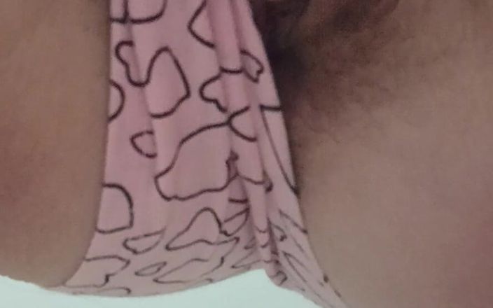 Lesbian-candys: Mi masturbo la mia figa pelosa sotto il tavolo in...