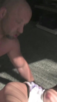 O tipă germană legată la ochi este futută și umplută de spermă pe față