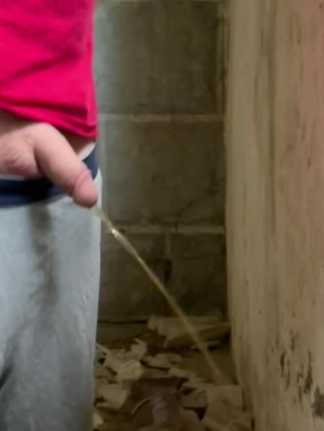 AmateurBoysPissing: Chlapec přistižen při chcaní bez rukou v opuštěné budově