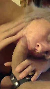 Schlampiger blowjob und kehlenfick bei der webcam im urlaub