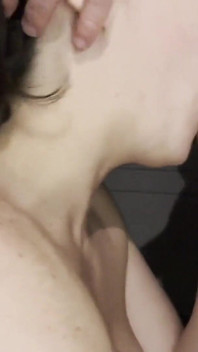 Prachtige brunette geeft close-up pijpbeurt met enorme pulserende orale creampie