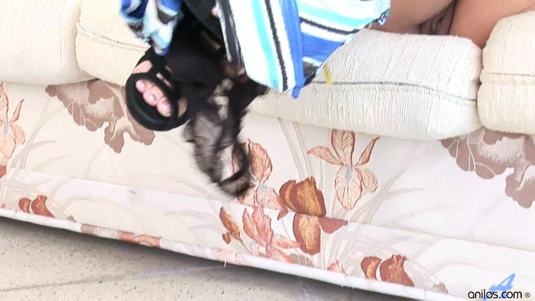 Anilos: Seksi sarışın futbol annesi domalarak oyuncakla mastürbasyon yapıyor