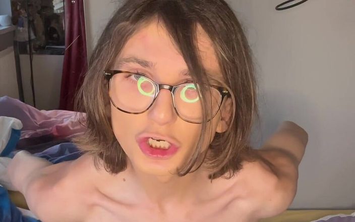 Kris Rose: Chica trans traviesa se desnuda y provoca para ti