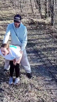 Baisée dehors pendant qu’un drone nous a regardés