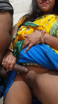 Nádherná Desi Bhabhi s velkými prsy v Sárí ošukaná B Devary