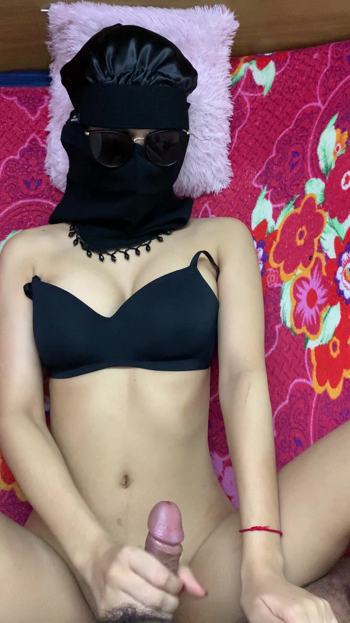 Komal sexy studio: Minha namorada chupando meu bbc enquanto assiste um filme