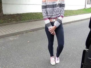Une fille avec des chaussures perdues trouve notre camionnette comme meilleure solution de sauvegarde, mais elle se fait mal