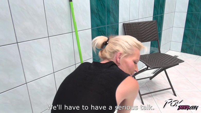 POV Bitch: Une MILF sexy provoque un mec en jupe courte et...
