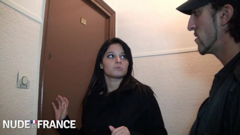 Nude in France: Awek remaja amatur yang bertetek besar dikongkek bertiga di Paris
