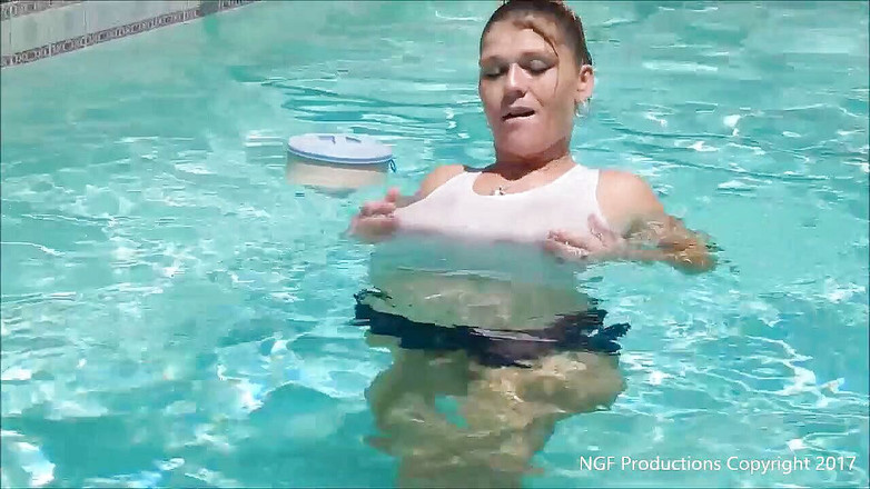 Nasty Girlfriends: Natte en vervelende tietenshow in Daisy Dukes, panty