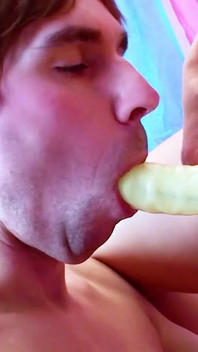 若いカップルは初めてstraponをテストしています