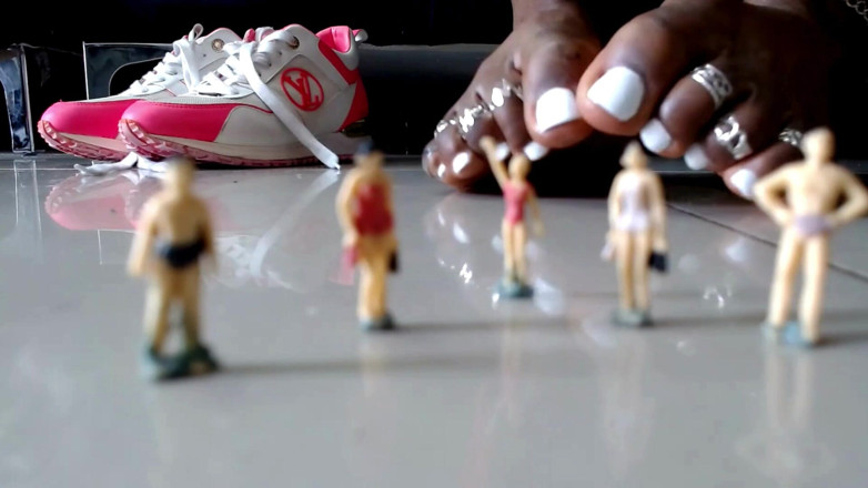 Maeling: Sneakers fulla av överraskande - La-familia grupp av tinnies blir krossad, trampad...