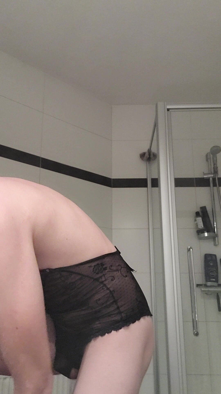 Newboy Straight: Ragazzo etero in lingerie sexy nera
