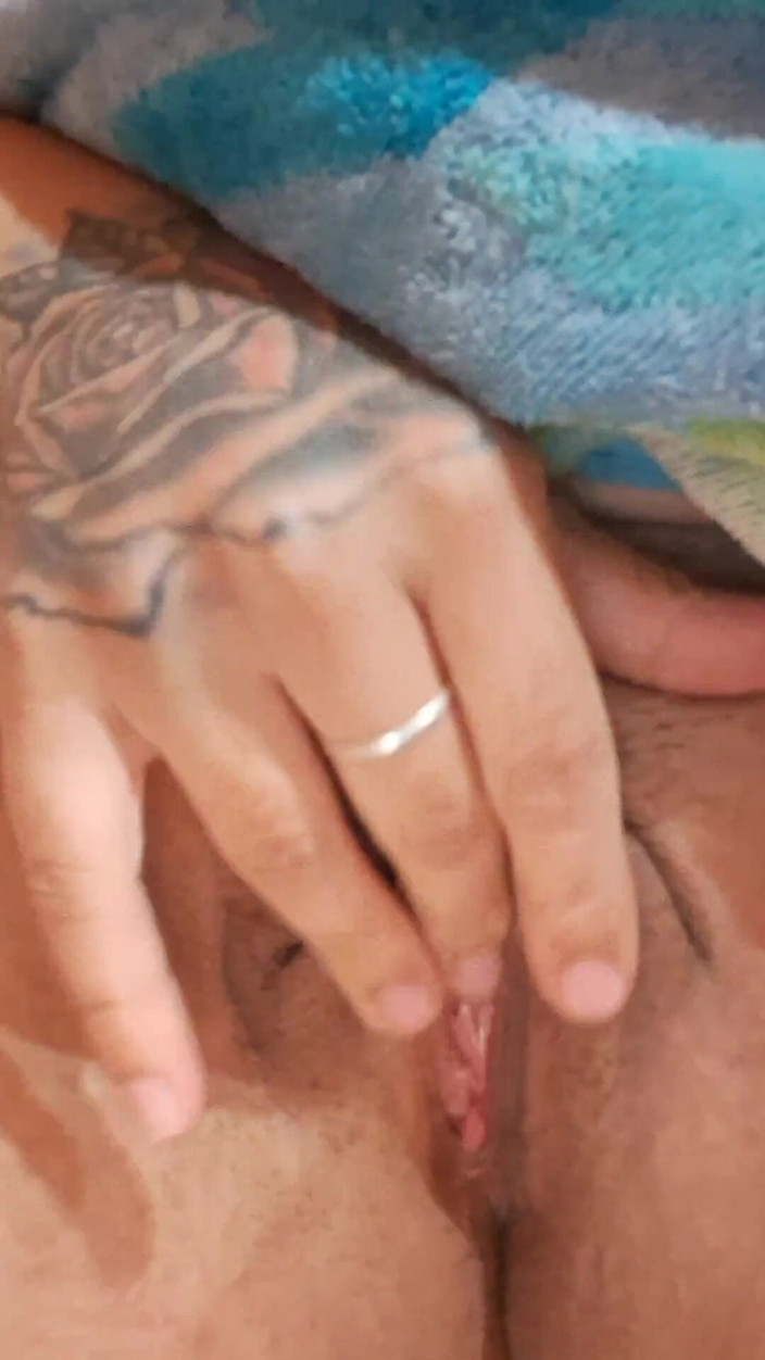 Noemileon: Chilensk amatör latina modell med stora tuttar som leker med...