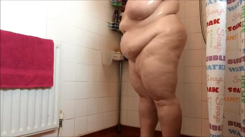 NikNak_BBW: Grandota tetona en la ducha