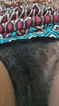 Pancutan mani pada MILF panas dengan pepek berbulu semula jadi