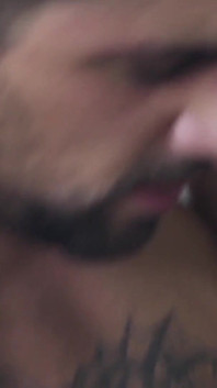 Men - garanhão tatuado William Seed geme de prazer enquanto é fodido por um cara gostoso