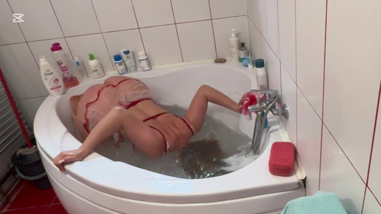 Emeli: सांस पानी के नीचे पकड़ रही है जबकि मैं खुद का वीर्य निकालती हूं