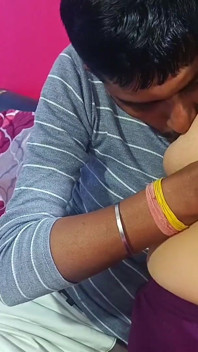 Indisk kvinna smutsig Mona Bhabhi (tight fitta) Knulla av Enorm kuk en Desi slukar Ji med sin stora penis..