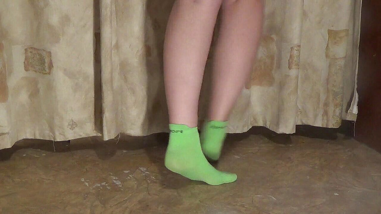 Goddess Misha Goldy: Kaki, otot betis dan berjalan di fetish kaki dengan kaus...