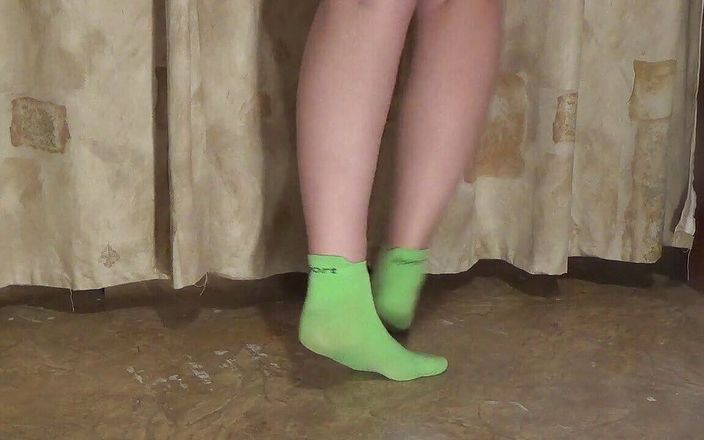 Goddess Misha Goldy: Ayaklar, genç kızın kasları ve ayak parmaklarında yeşil kısa çoraplı fetişler