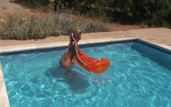 German Amateur Videos: Ідеальна красуня з Німеччини дражнить біля басейну
